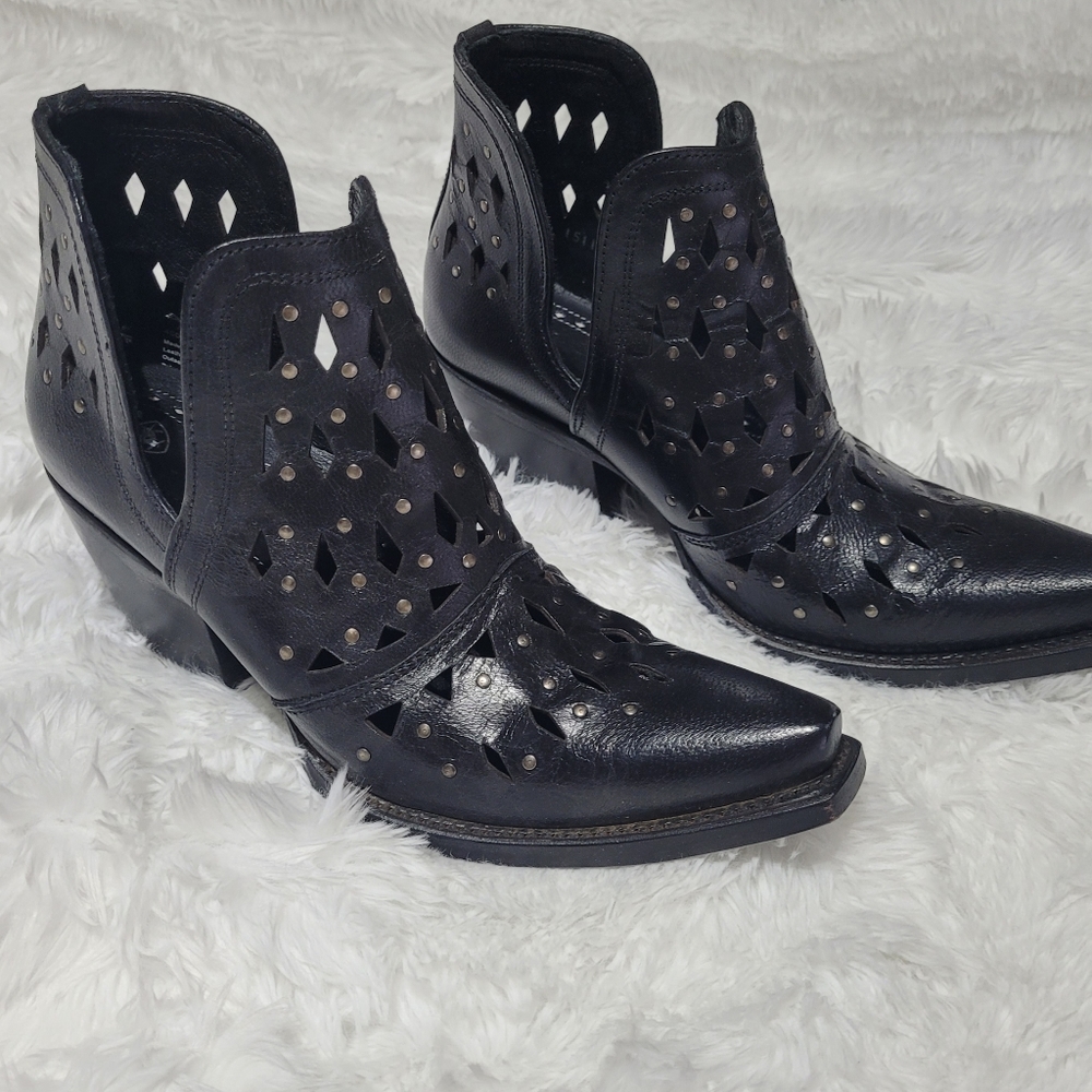 Arriot's women's black Dixon studded short Boots. sz8. 5